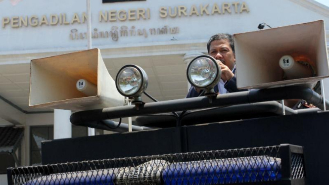 Fahri Hamzah memberikan penjelasan kepada pendemo di PN Surakarta