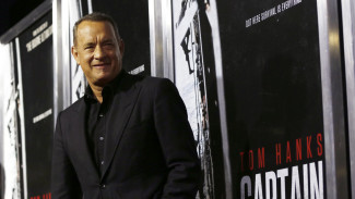 Berbaju Olahraga, Tom Hanks Kejutkan Pengantin Baru
