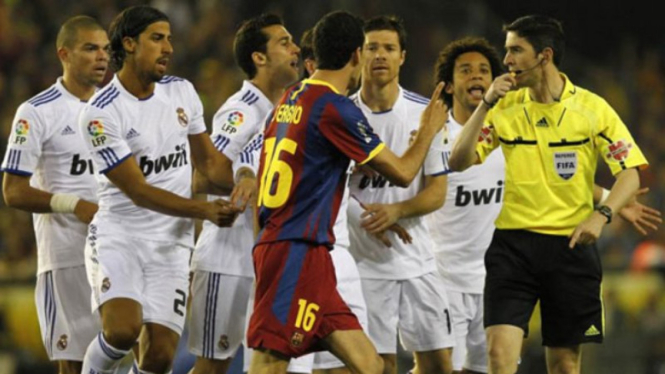 Wasit Alberto Undiano Mallenco memimpin laga El Clasico