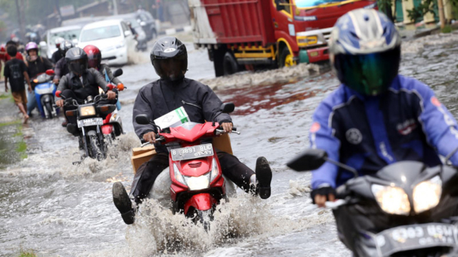 Banjir Rob Genangi Kawasan Baru Ancol