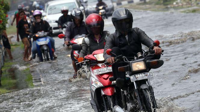Banjir Rob Genangi Kawasan Baru Ancol