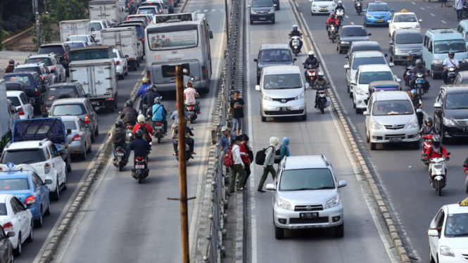 Pengendara menerobos jalur busway.