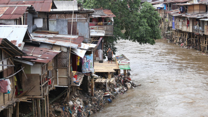 Hunian di bantaran sungai
