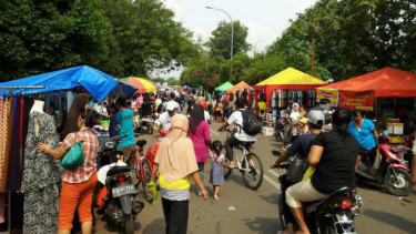 Pasar kaget dan pengguna motor.