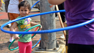 Bermain Hula Hoop di Bundaran HI