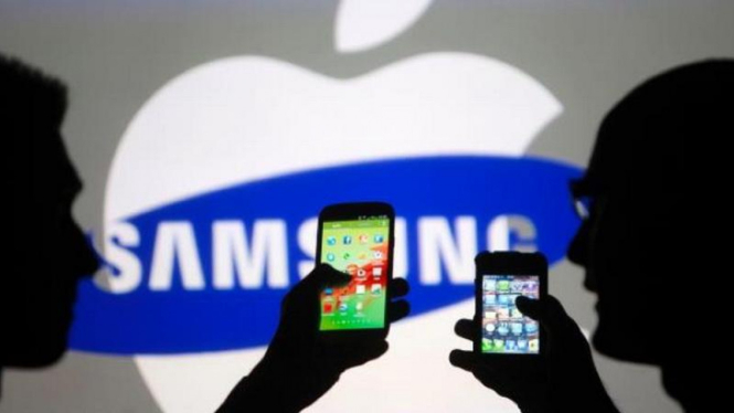 Dua ponsel buatan Samsung dan Apple 