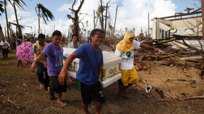 Tim relawan membawa jenazah korban topan Haiyan di Filipina