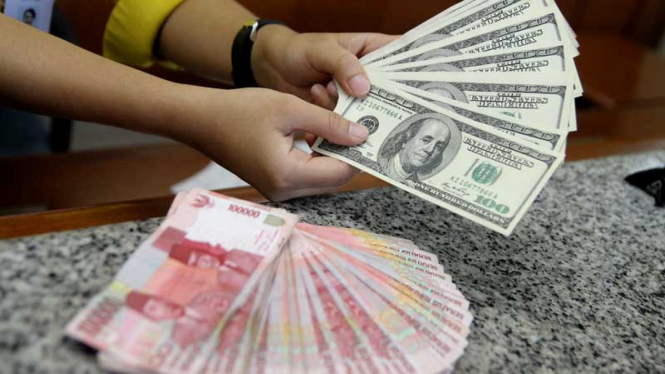 Uang rupiah dan dolar AS.