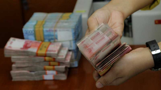 Uang rupiah.