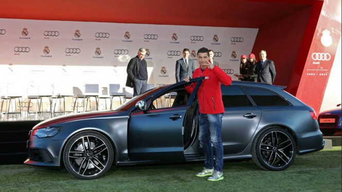 Cristiano Ronaldo berpose dengan mobilnya.