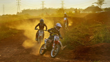 Memacu Adrenalin Dengan Bermain Motor Cross