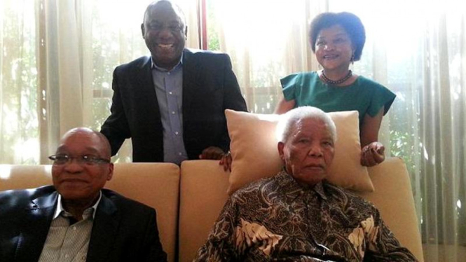 Foto terakhir Nelson Mandela bersama Presiden Afsel Jacob Zuma (kiri bawah)