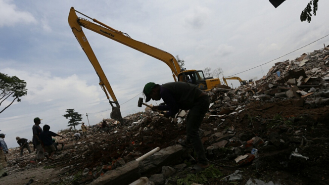 Ratusan Rumah di Bantaran Waduk Pluit Dibongkar