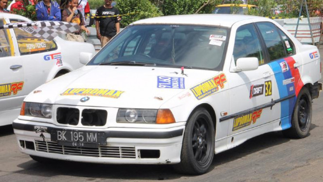 Suasana kejuaraan nasional Drift 2013 di Kemayoran, Jakarta