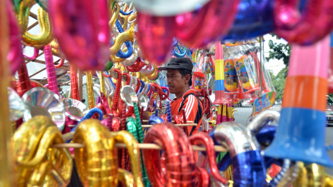Penjual Terompet Jelang Perayaan Tahun Baru