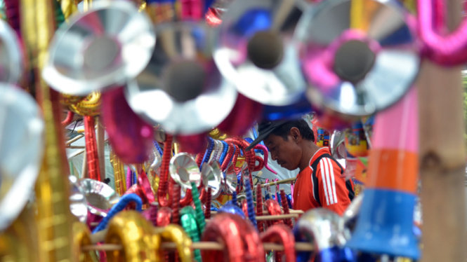 Penjual Terompet Jelang Perayaan Tahun Baru