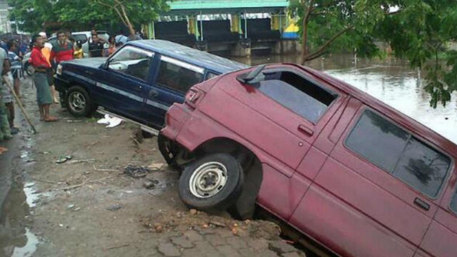 Jalan amblas di kawasan Jalan Administrasi Negara I, Jakarta Pusat. 