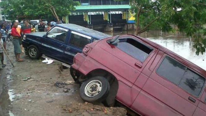 Empat mobil terperosok di jalan longsor