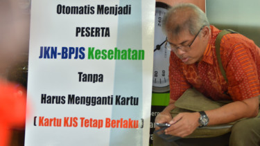 Warga Antri Pembuatan BPJS Kesehatan