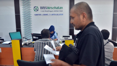 Warga Antri Pembuatan BPJS Kesehatan