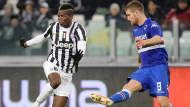 Gelandang Juventus, Paul Pogba (kiri).