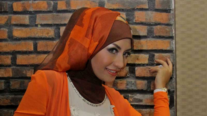 Cantik Berhijab ala Shinta Bachir