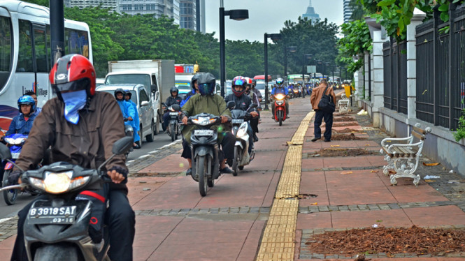 Motor Lewat Jalur Trotoar