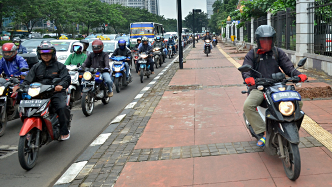 Motor lewat jalur trotoar.