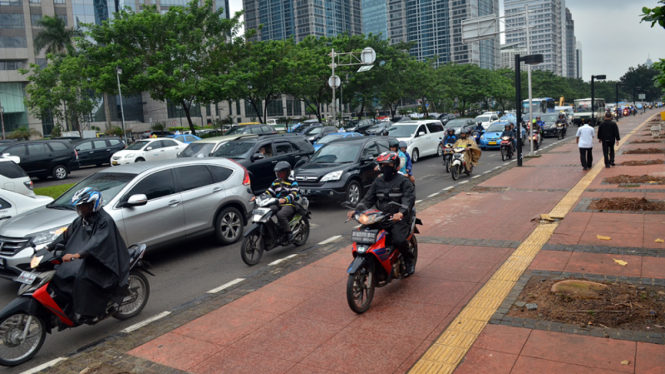 Motor lewat jalan trotoar.