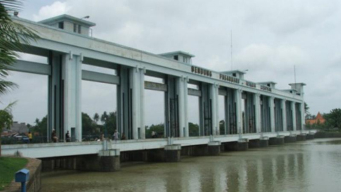 Bendungan Air Pintu Air Sepuluh Kota Tangerang, Banten.