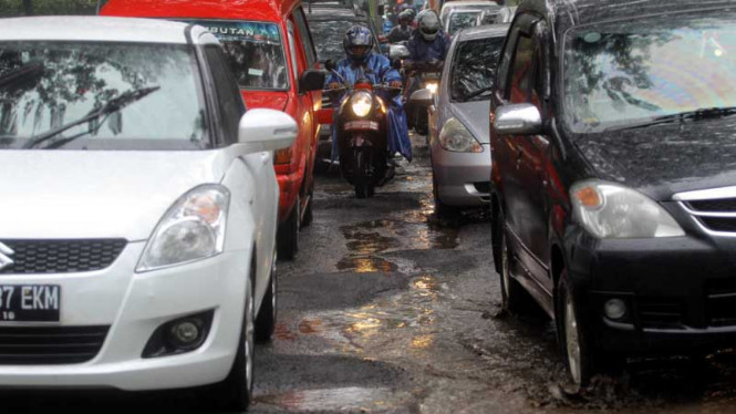 Jalan Berlubang di Akses UI
