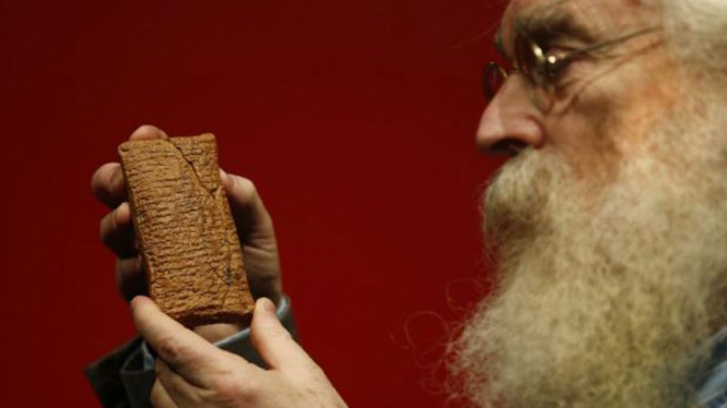 Irving Finkel, kurator British Museum yang dan tablet berusia 4.000 tahun