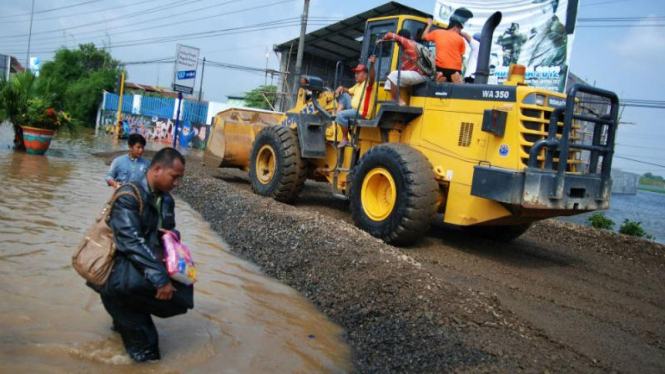 Pengurukan Jalan Pantura Kudus, Jawa Tengah, beberapa waktu lalu.