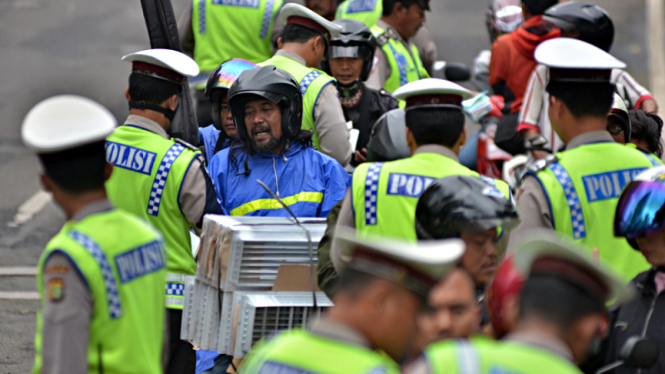 Razia Pengendara Sepeda Motor Di JLNT Kasablanka