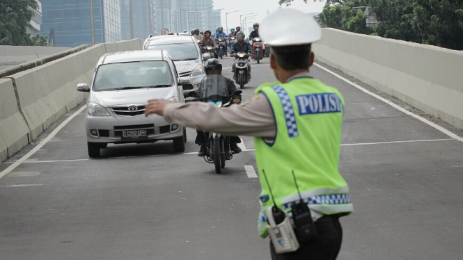 Ilustrasi Razia pengendara roda dua di Jalan Layang Non Tol ( JLNT ) Casablanca