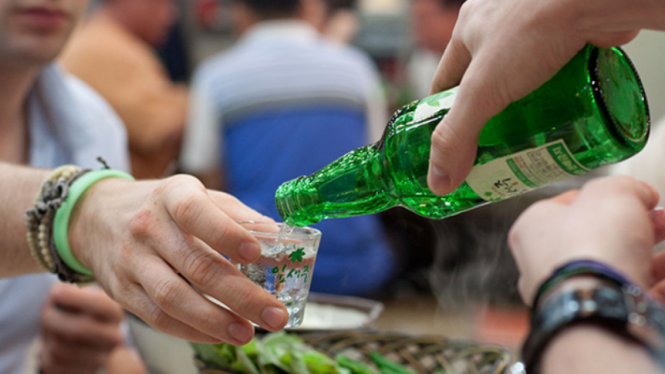 Tradisi minum soju di Korea Selatan