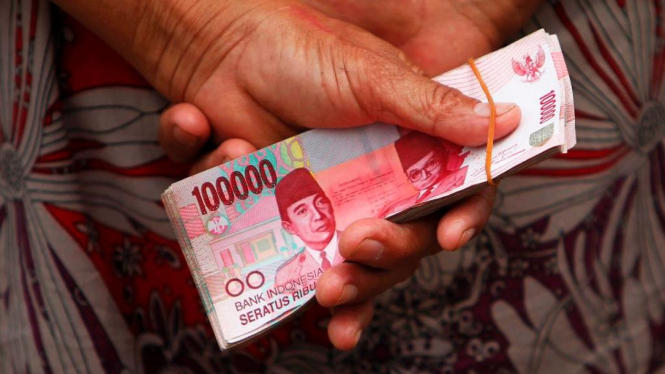 Uang kertas pecahan Rp100.000. 