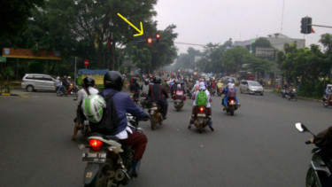 Lampu merah di persimpangan.
