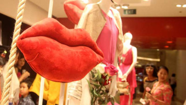 Hiasan Valentine di Pusat Perbelanjaan