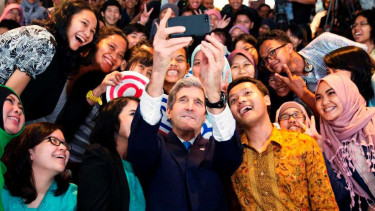 Menlu AS John Kerry foto bersama para mahasiswa Indonesia