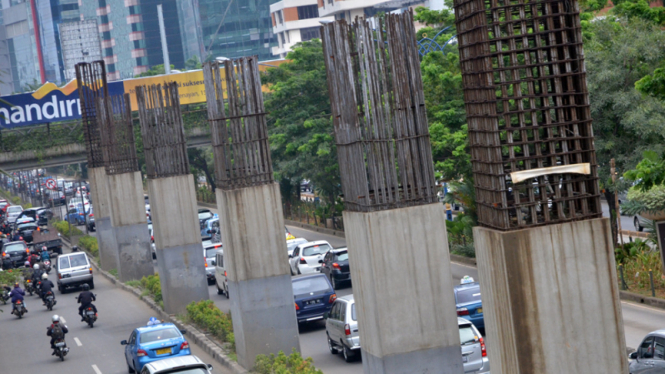 Tiang-tiang pancang monorel di kawasan Kuningan, Jakarta Selatan