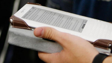 Membaca buku digital atau eBook.