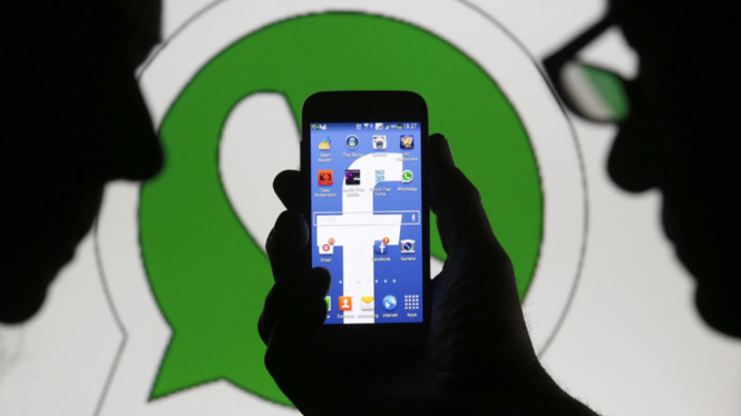 Aplikasi WhatsApp dan Facebook.