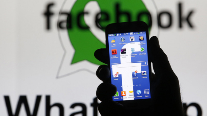 Aplikasi di ponsel, Facebook dan WhatsApp.