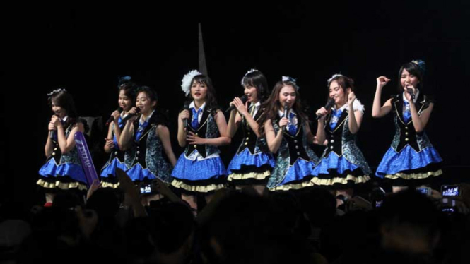 Personel JKT 48 di panggung.