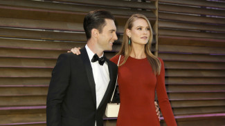 Istri Adam Levine Absen di Victoria's Secret Fashion Show