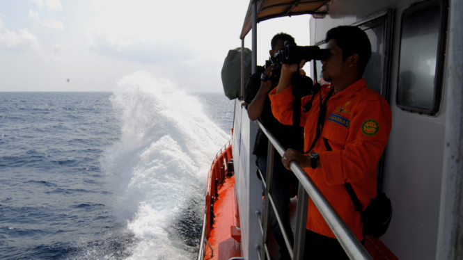 Basarnas membantu pencarian kapal tenggelam.