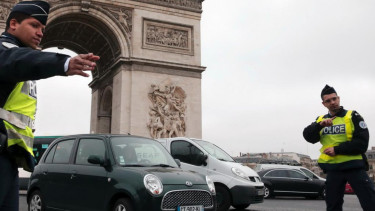 Polisi Prancis di Kota Paris mengatur lalu lintas
