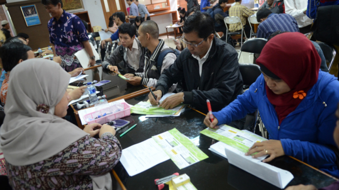Sejumlah wajib pajak melakukan pelaporan Surat Pemberitahuan Pajak (SPT) Tahunan