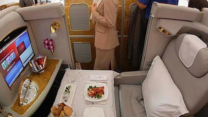 Kabin First Class di pesawat 